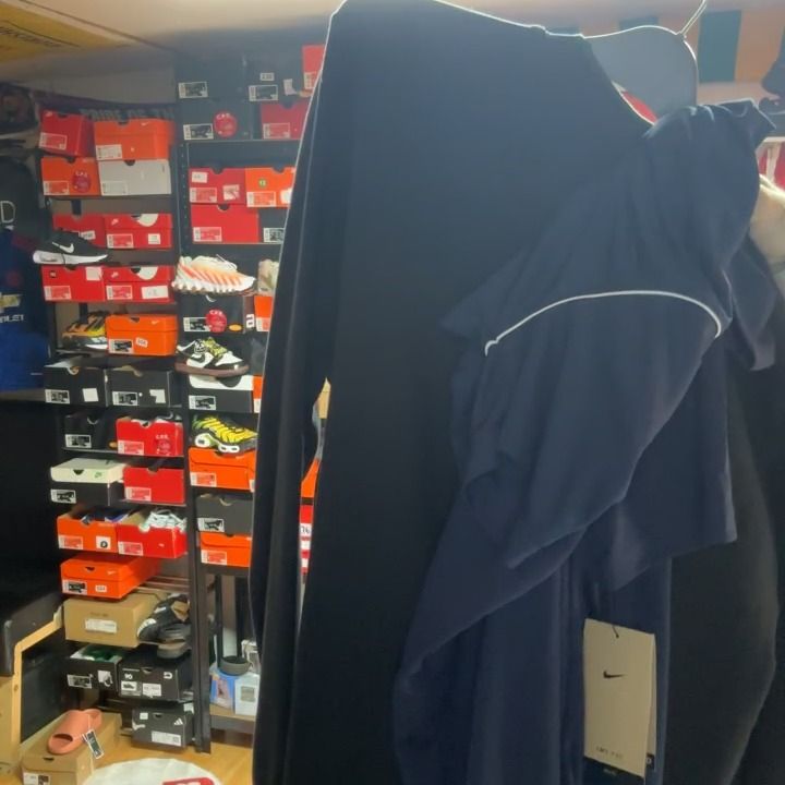 Nike 2 X SMALL DRI FIT SMALL NIKE TS     2 SMALL MEN NIKE AIR JUMPERS BUNDLE         £135rrp product image