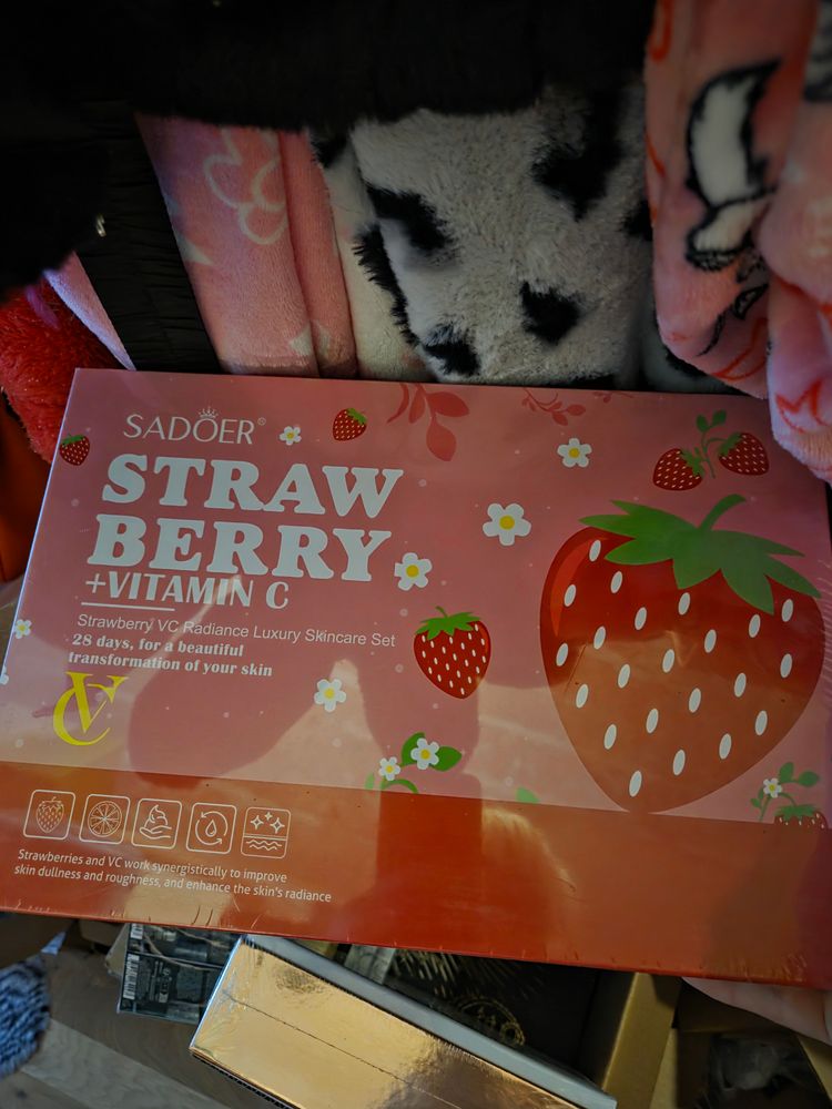 Sadoer Strawberry Vc Radiance Luxury Skincare Set