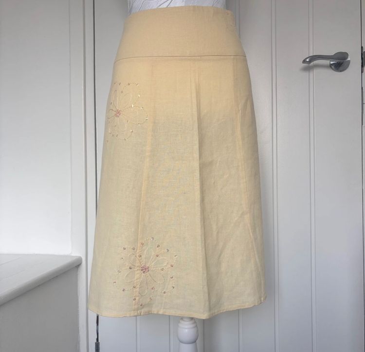 Yellow skirt with floral embroidery