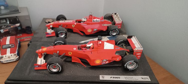 Red Ferrari F2001 Formula 1 Car Models image 1
