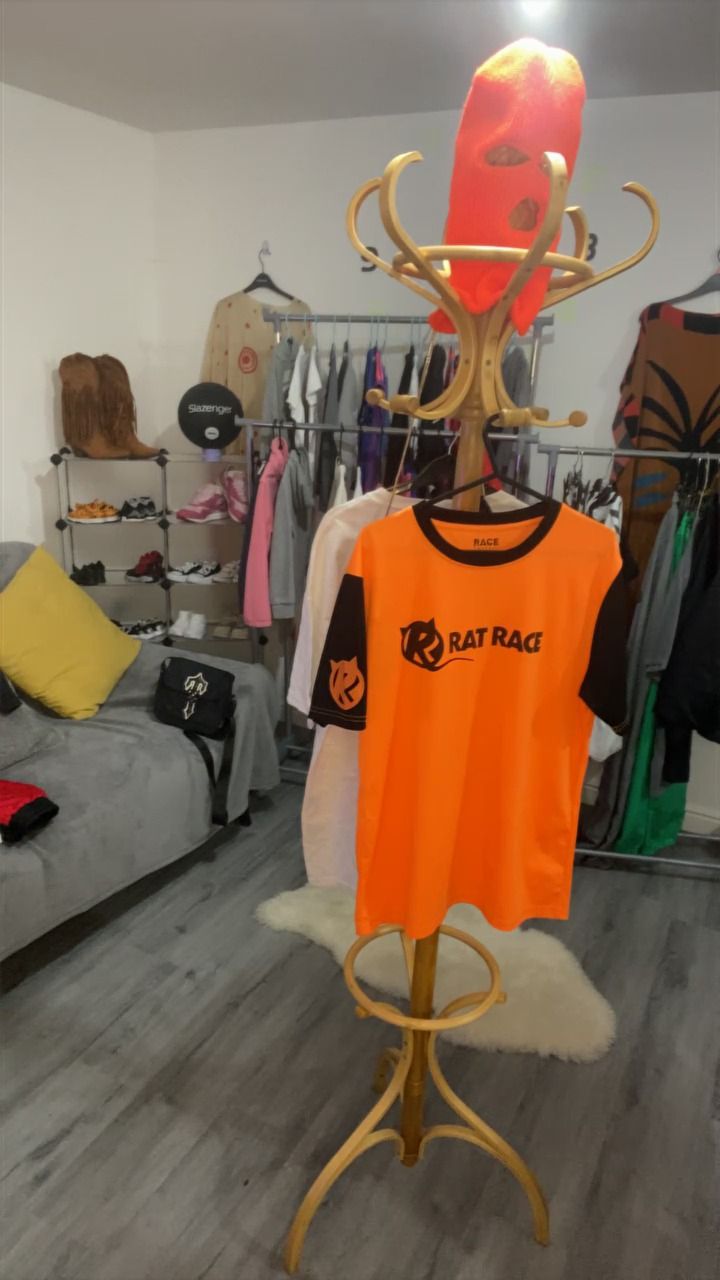 Other ORANGE RAT RACE TEE SIZE M PRELOVED product image