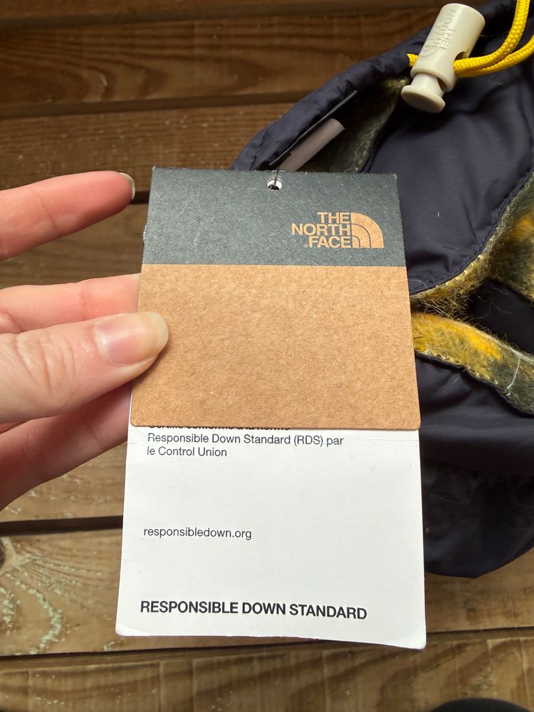 BNWT The North Face padded down scarf with bag. Checked yellow. image 5