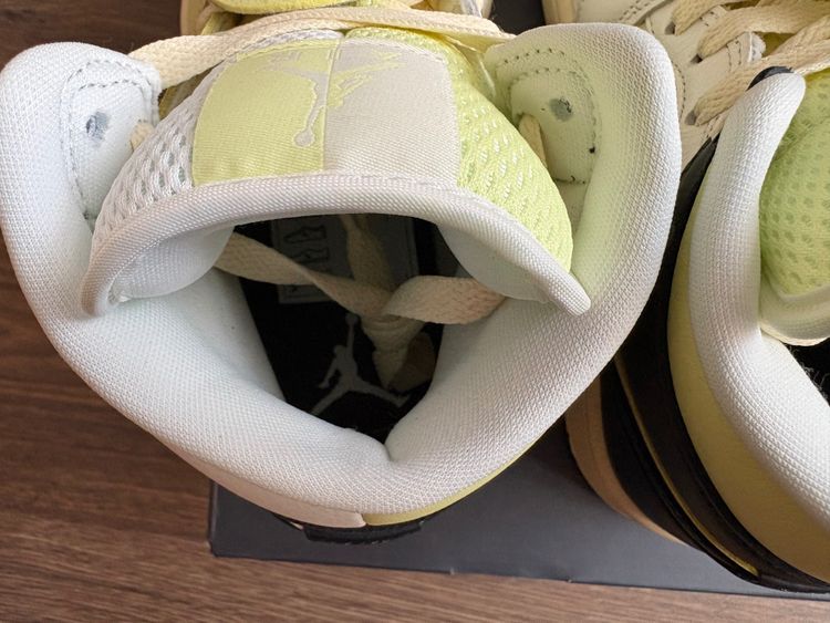 Wmns Air Jordan 1 Mid Se Sneakers 9