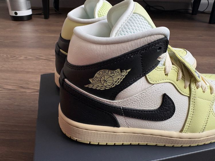 Wmns Air Jordan 1 Mid Se Sneakers 2
