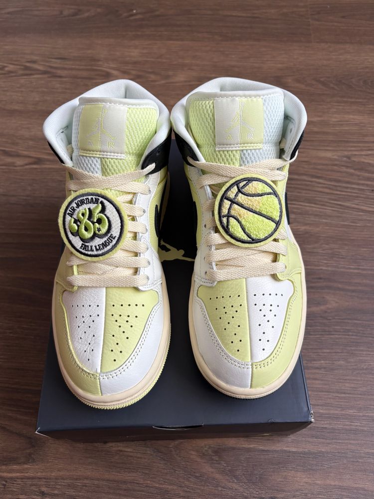 Wmns Air Jordan 1 Mid Se Sneakers 3
