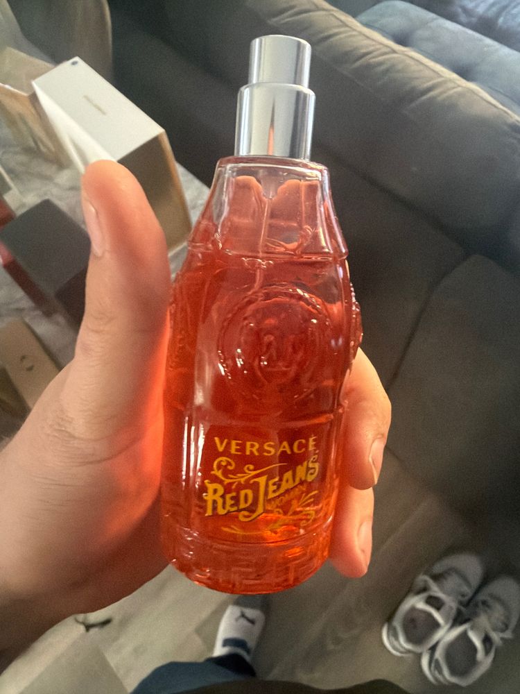 Immagine di Versace Red Jeans Fragrance Bottle 1