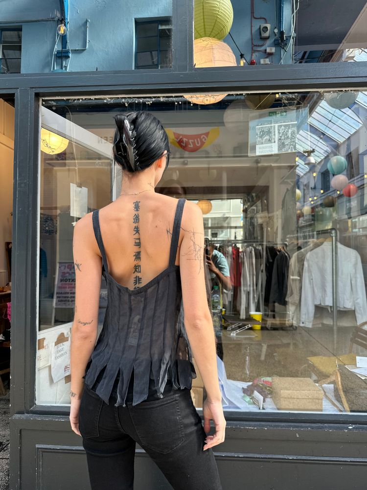 Immagine di Charcoal grey 100% silk shredded tank 2