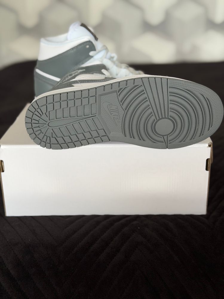Immagine di jordan 1 mid grey fog 5
