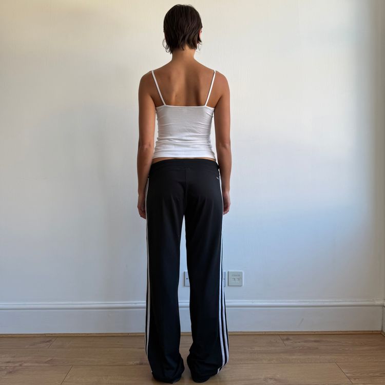 Black Adidas flared yoga pants - Size M-L imagen 3