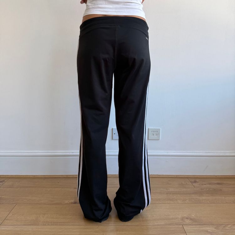Black Adidas flared yoga pants - Size M-L imagen 4