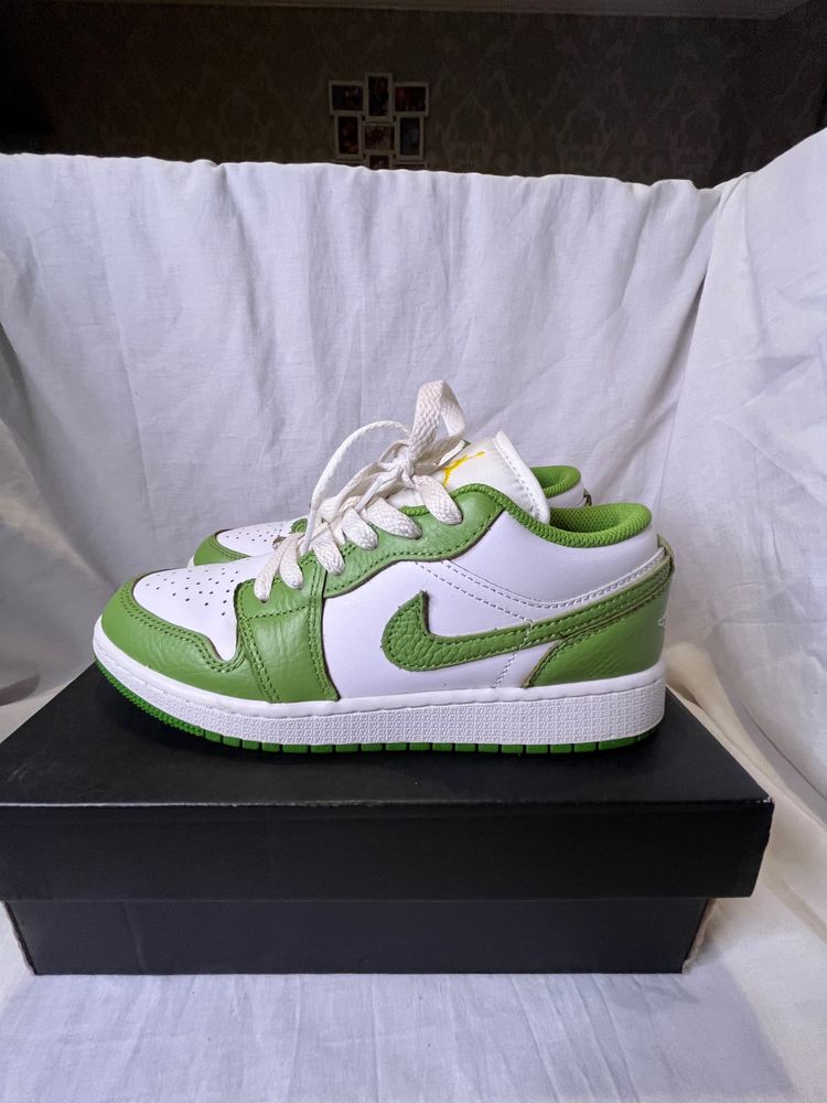 Pre Loved Unisex Nike Air Jordan 1 low SE BG  size 4. 