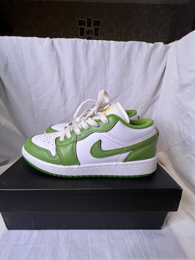 Pre Loved Unisex Nike Air Jordan 1 low SE BG size 4.