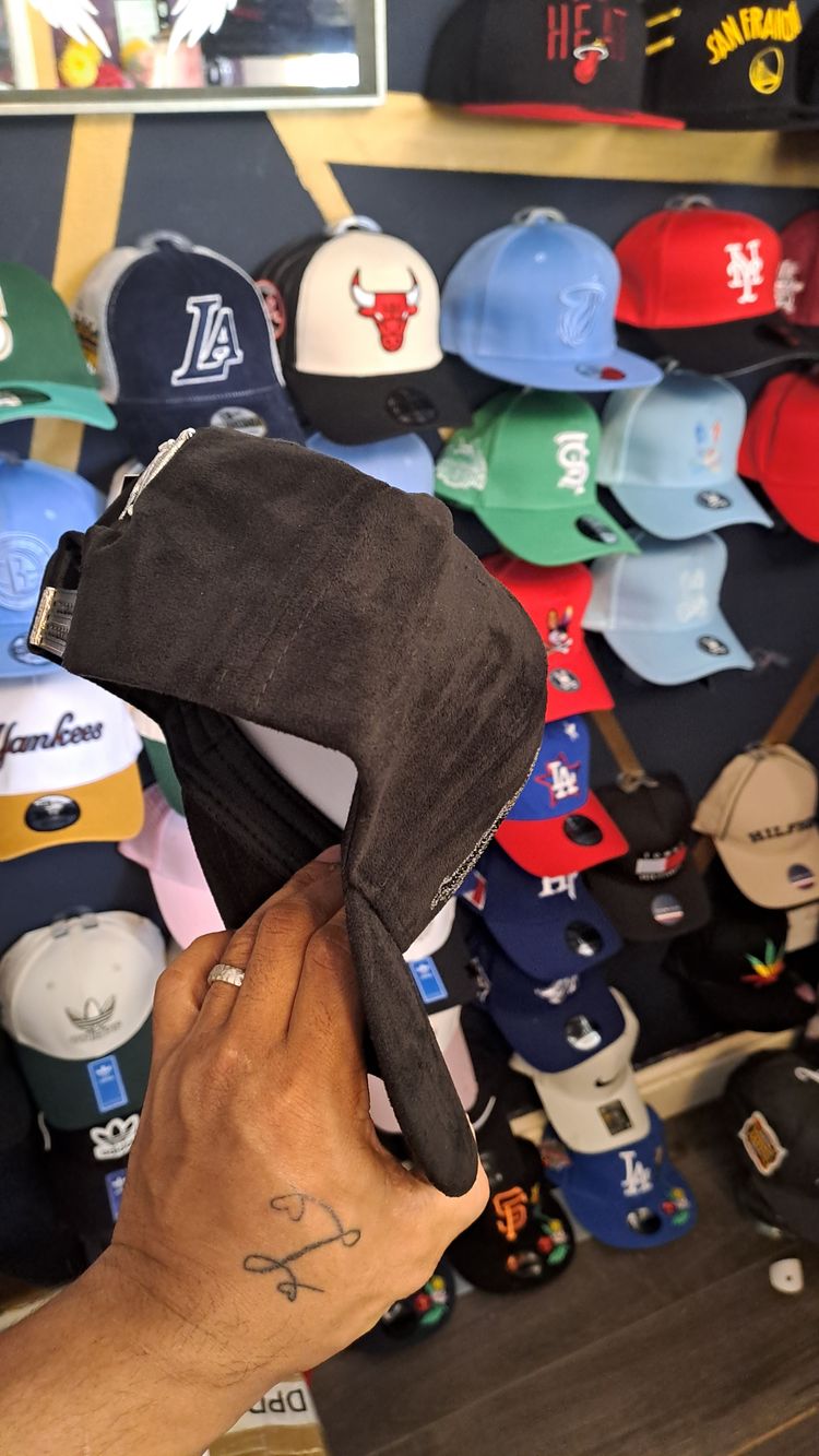 Black Baseball Cap With Embroidered Text obraz 3