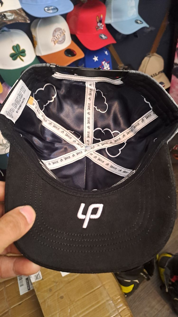 Black Baseball Cap With Embroidered Text obraz 2