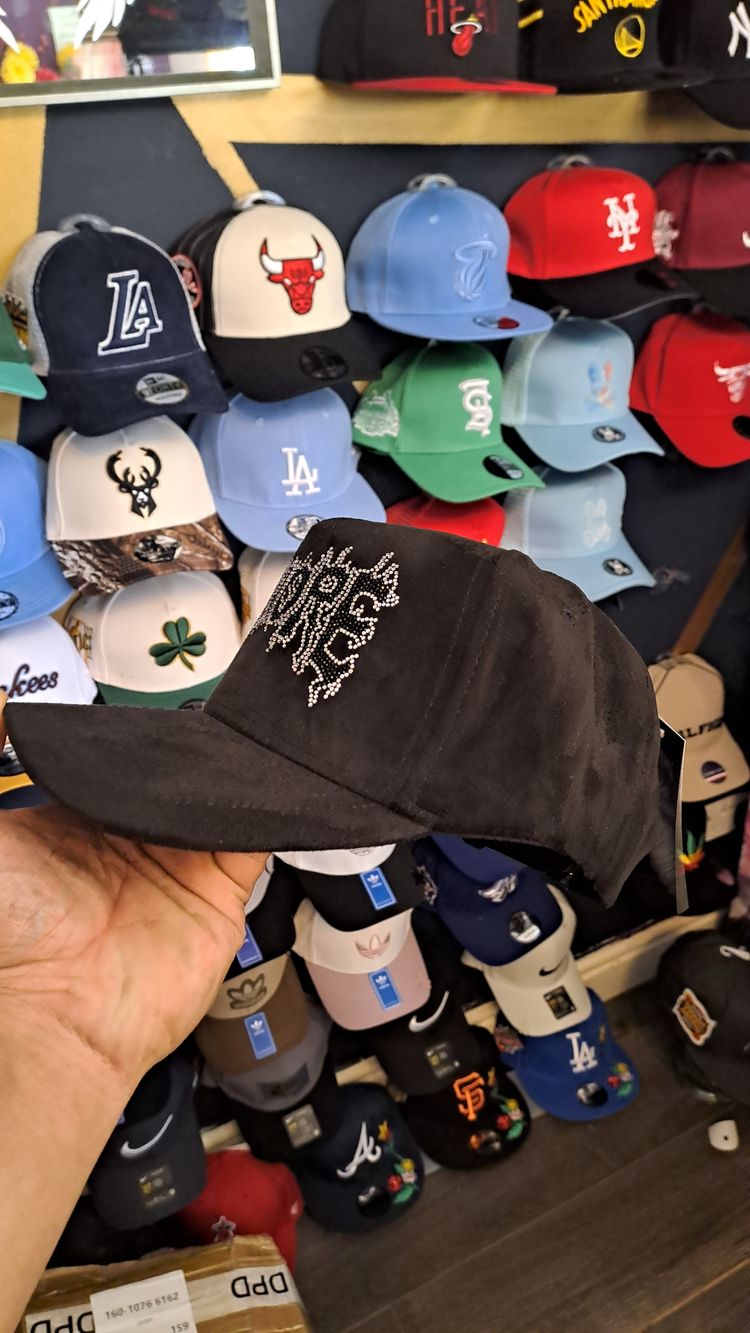 Black Baseball Cap With Embroidered Text obraz 4