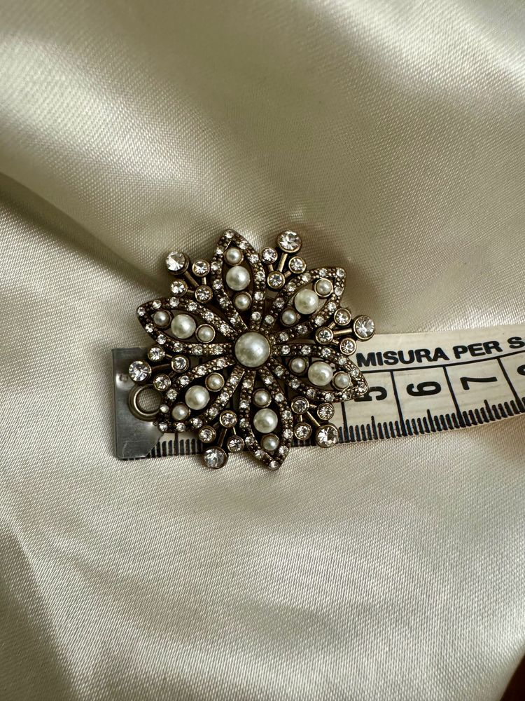 Decorative Brooch With Pearls And Rhinestones image 3