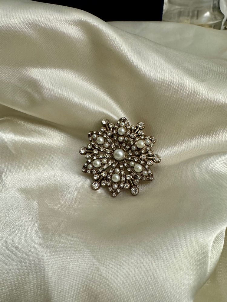 Decorative Brooch With Pearls And Rhinestones