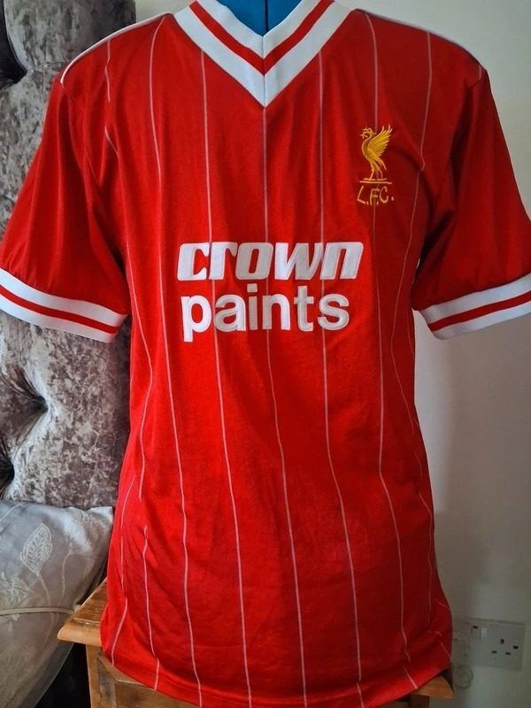 Red Football Jersey With Crown Paints Logo And L.F.C. Crest obraz 1