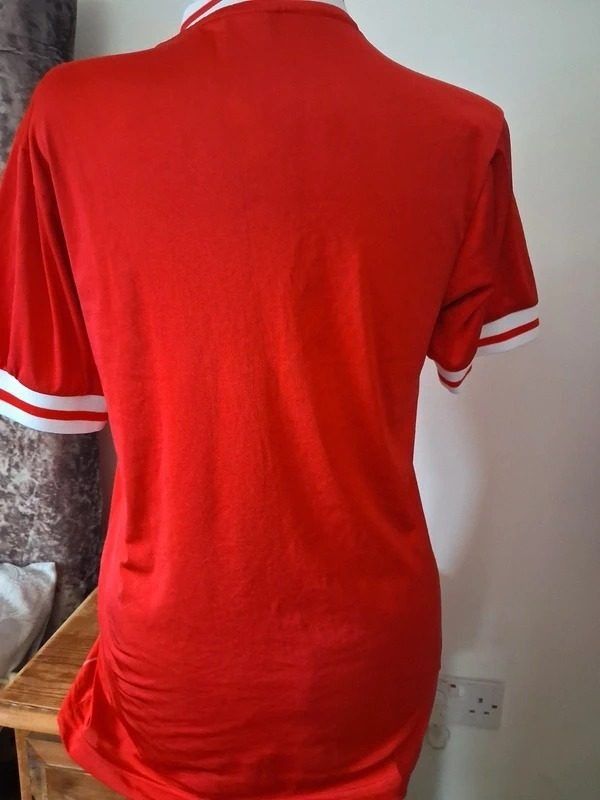 Red Football Jersey With Crown Paints Logo And L.F.C. Crest obraz 2