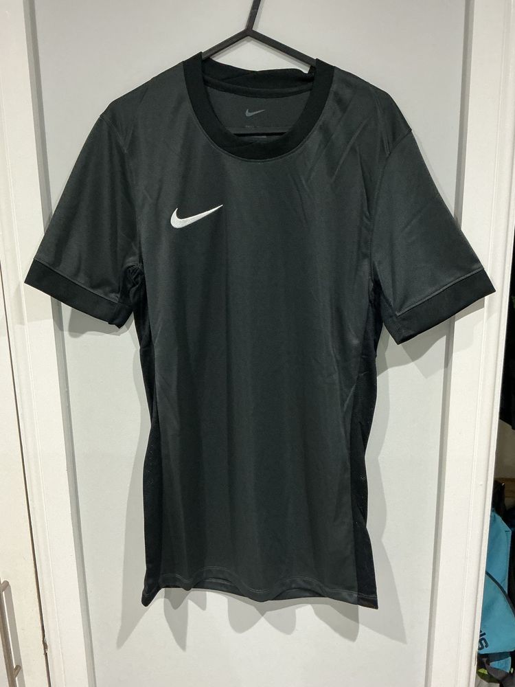 Nike black short sleeve sports shirt Child small!!!