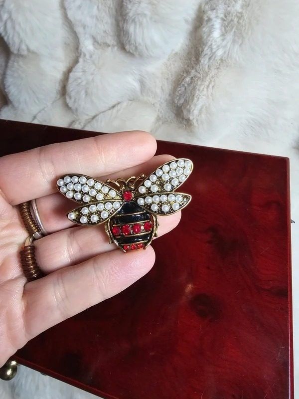 Bee-Shaped Brooch With Pearl And Red Gem Embellishments imagen 1