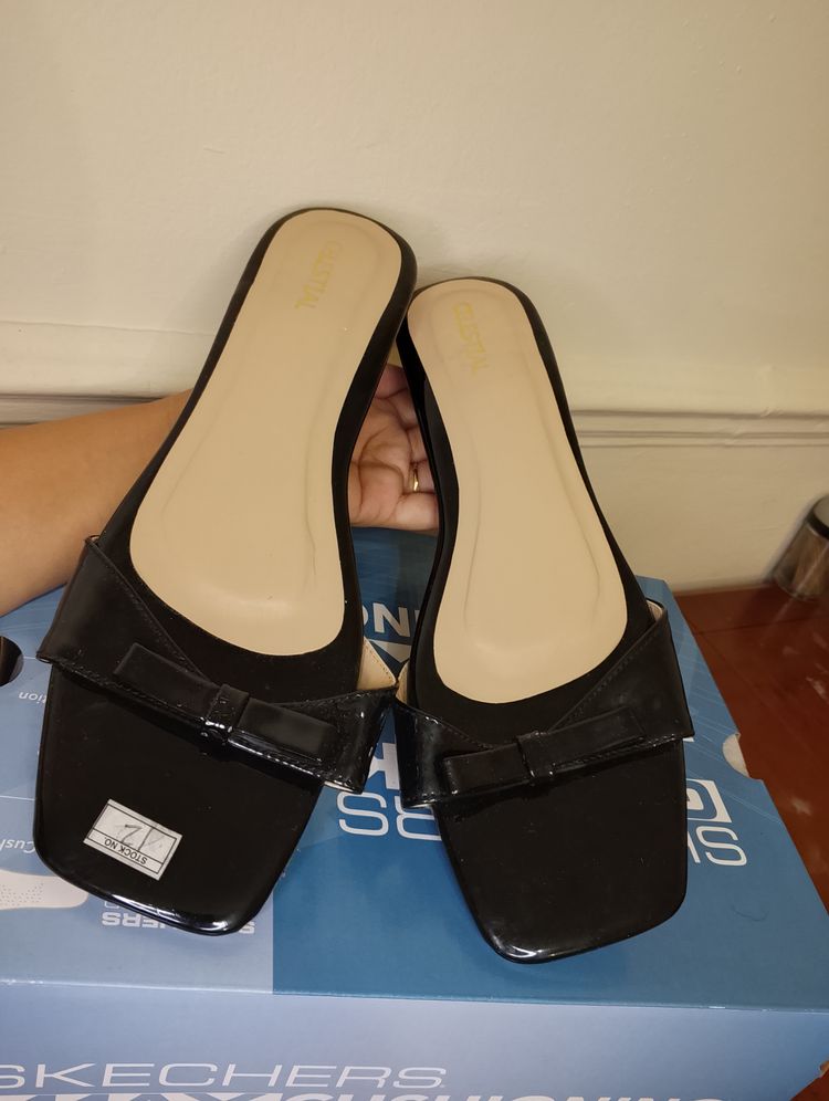 Black Slip-On Sandals With Bow Detail image 1