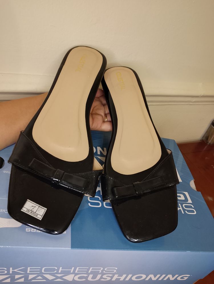 Immagine di Black Slip-On Sandals With Bow Detail 2