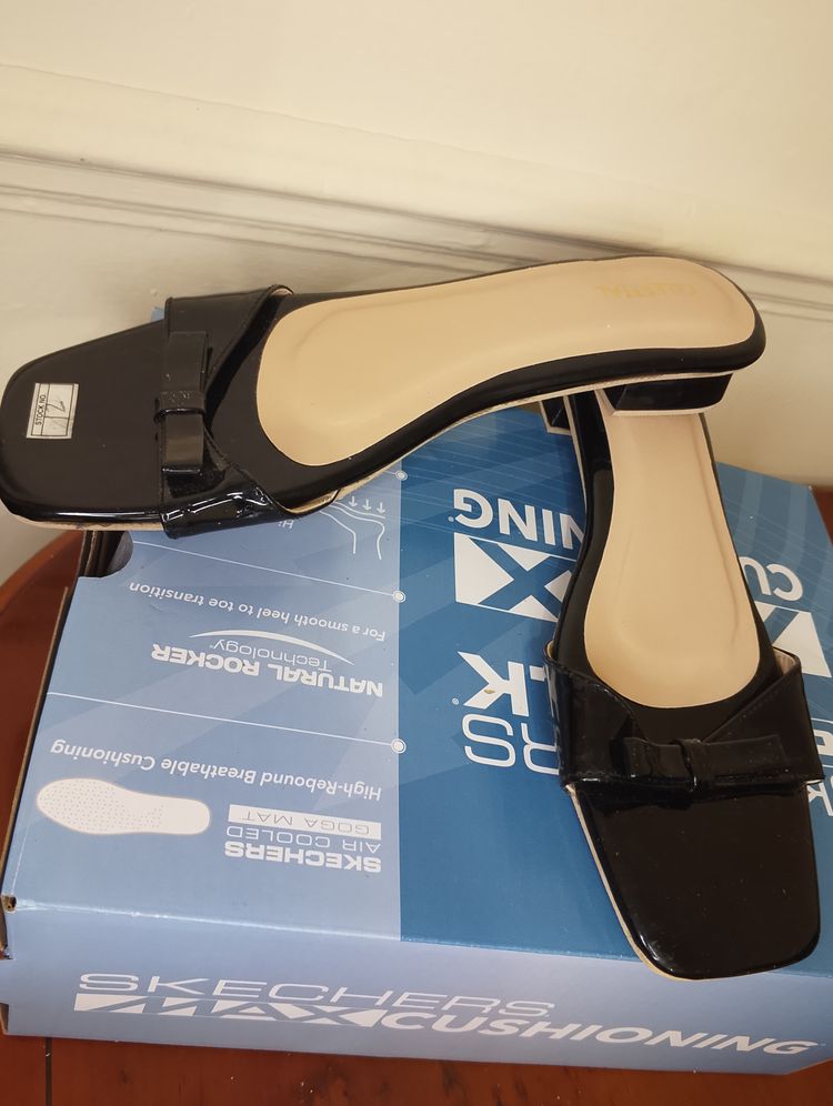 Immagine di Black Slip-On Sandals With Bow Detail 4