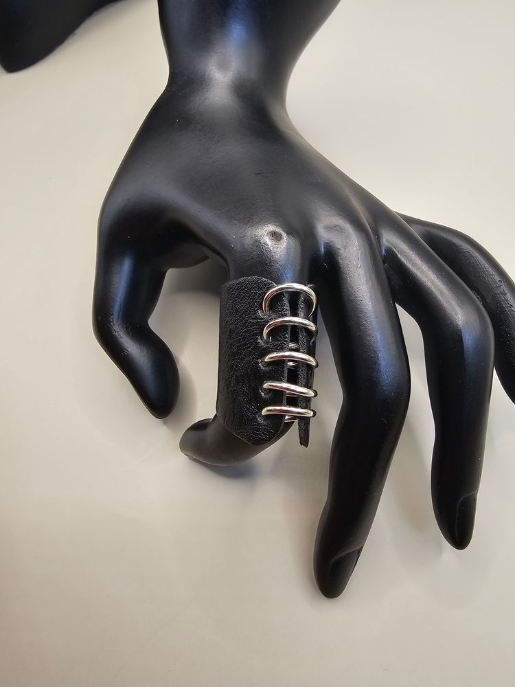 Immagine di Black Leather Ring With Silver Metal Loops 6