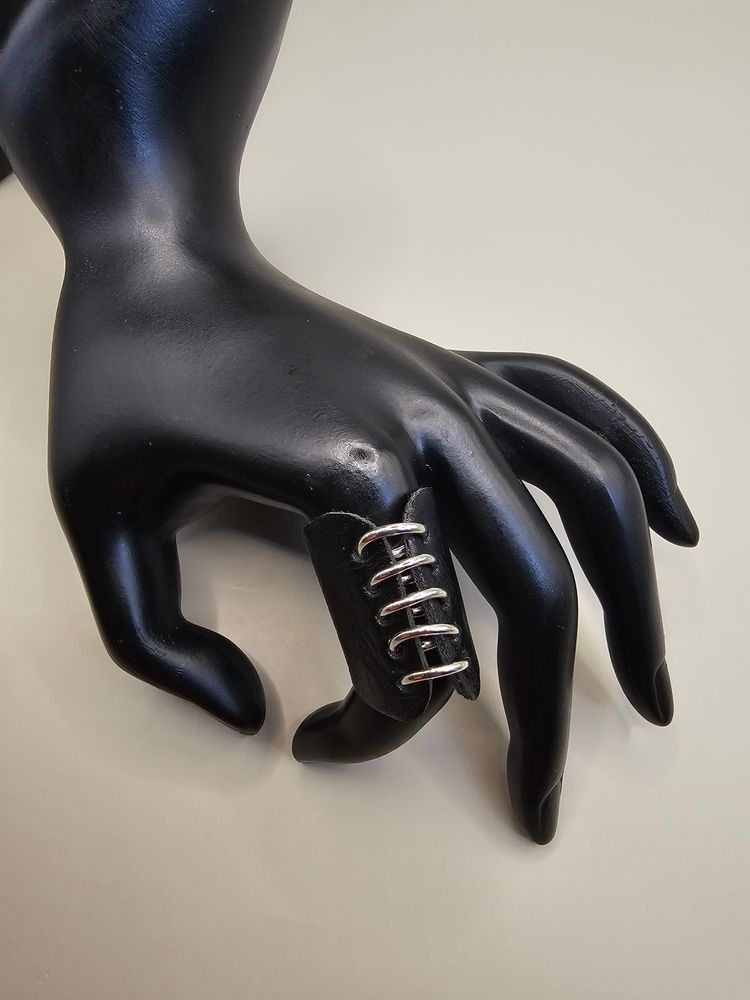 Immagine di Black Leather Ring With Silver Metal Loops 4