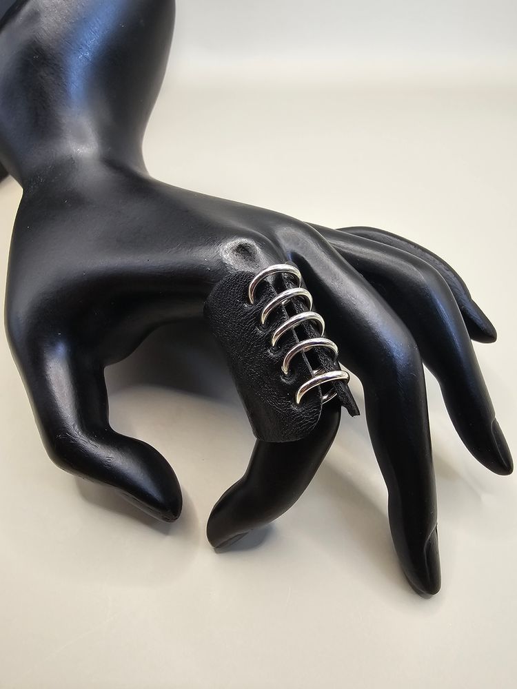Immagine di Black Leather Ring With Silver Metal Loops 3