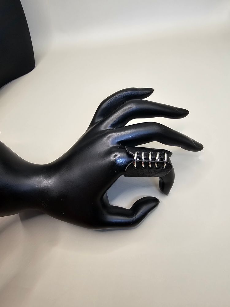 Immagine di Black Leather Ring With Silver Metal Loops 2