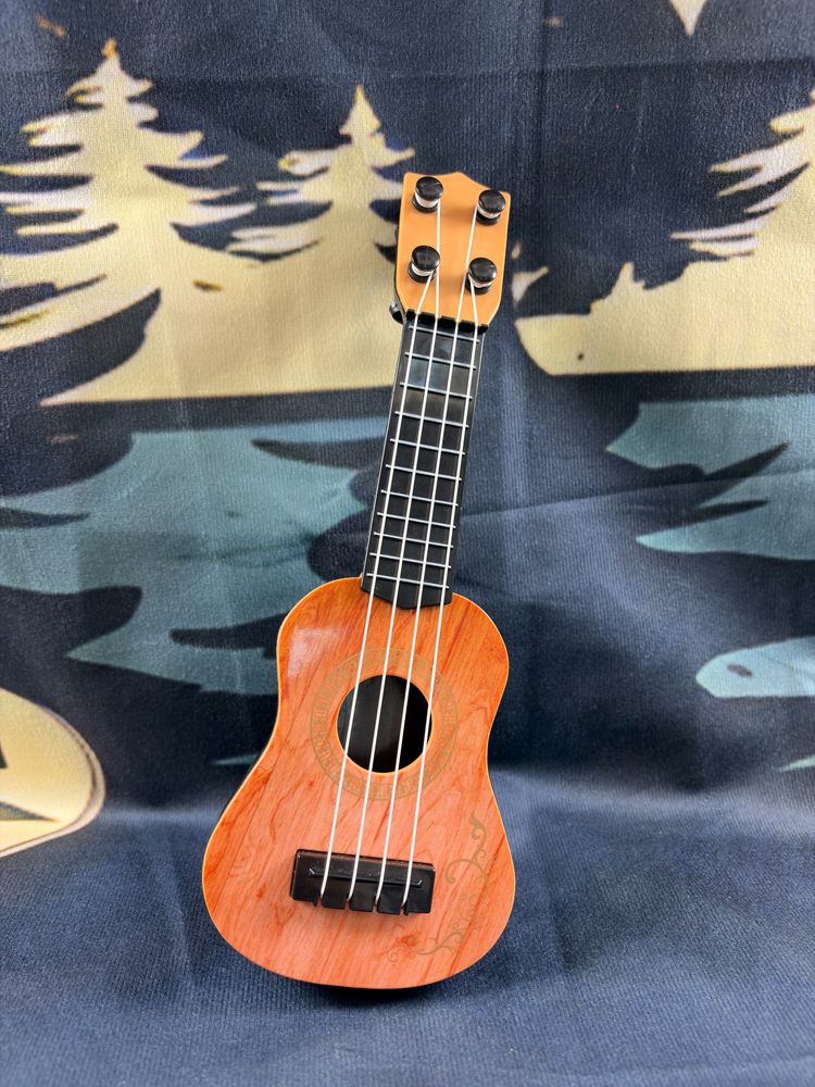 Small Wooden Ukulele imagen 2
