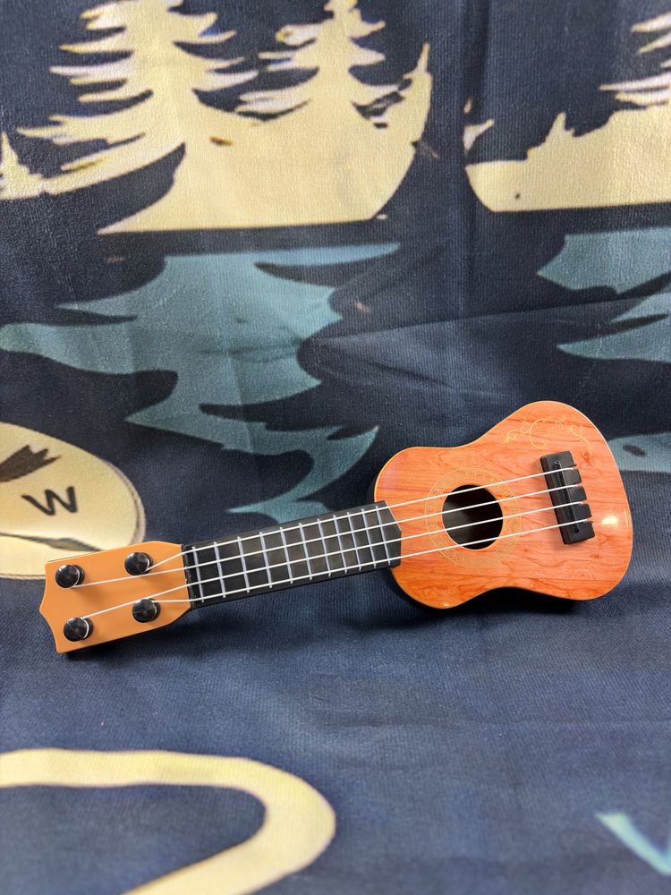 Small Wooden Ukulele imagen 3