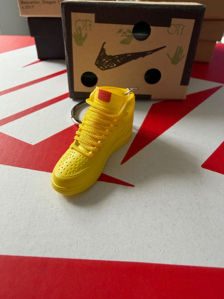 Immagine di Yellow Sneaker Keychain 2