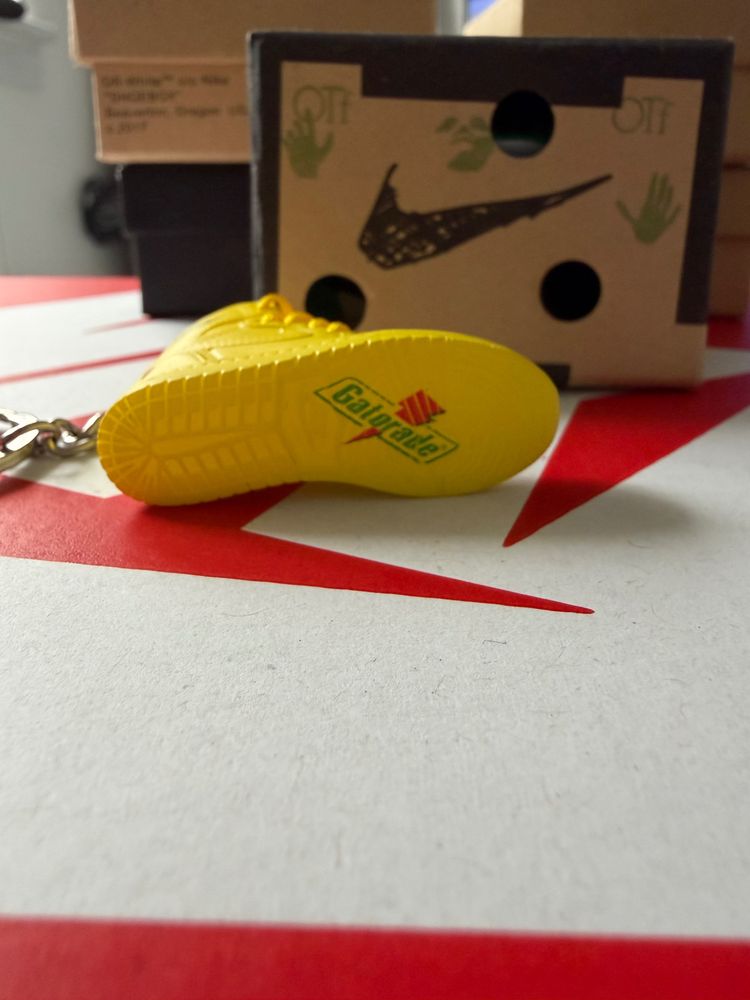 Immagine di Yellow Sneaker Keychain 3