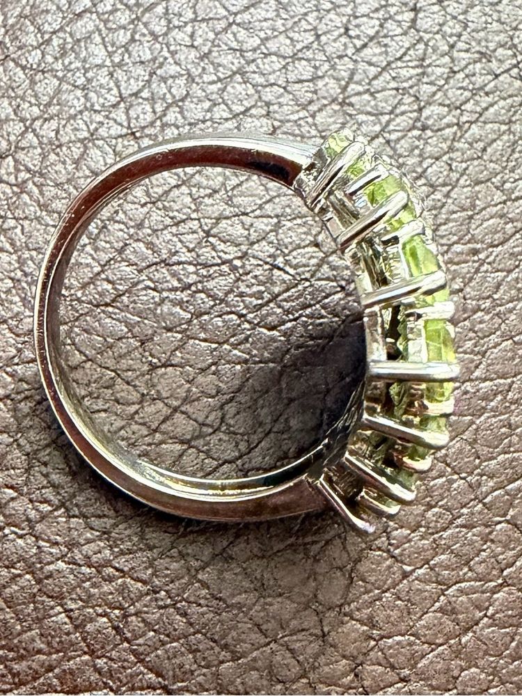 Silver Ring With Green Gemstones imagen 3