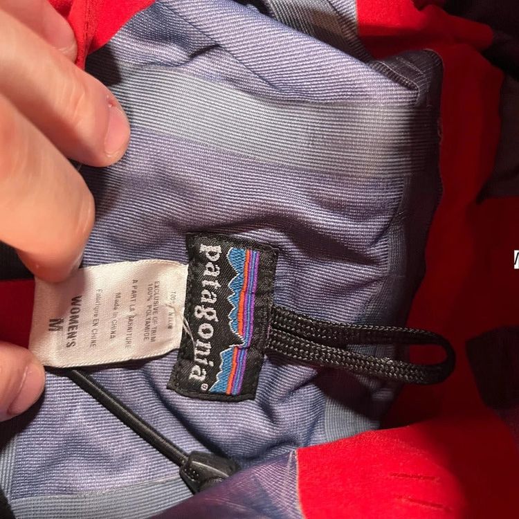 Immagine di Red Patagonia Raincoat - Women’s Medium 2