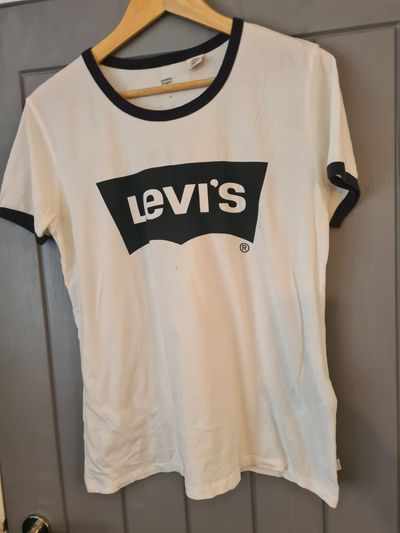 levi t-shirt
