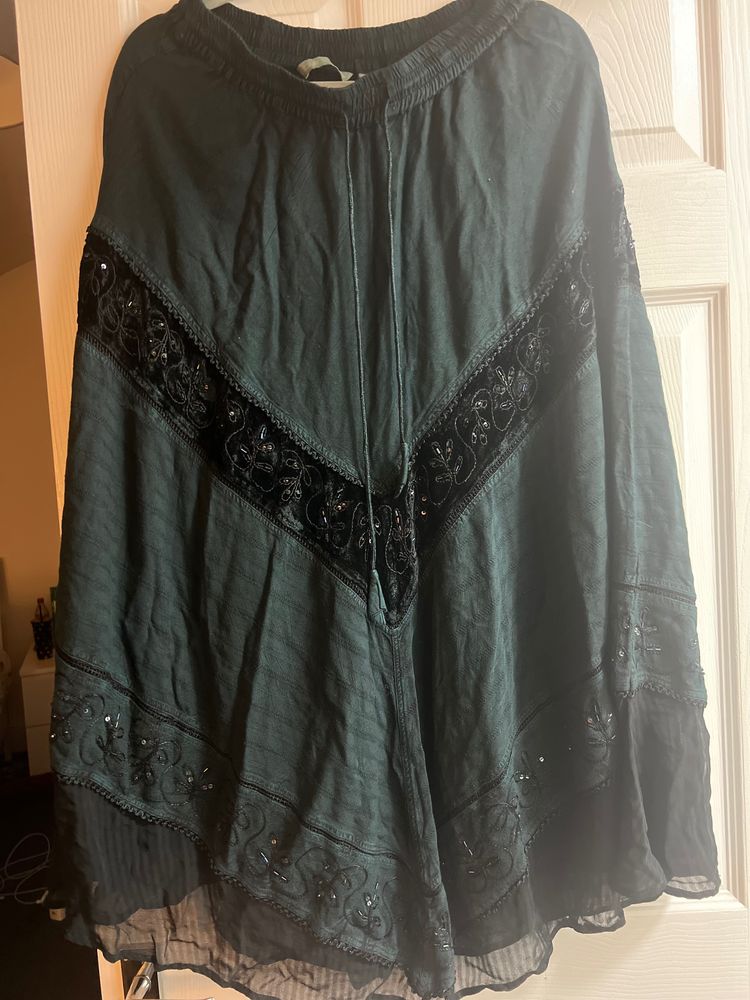 Elizabeth Scott Black Skirt With Embroidered Details