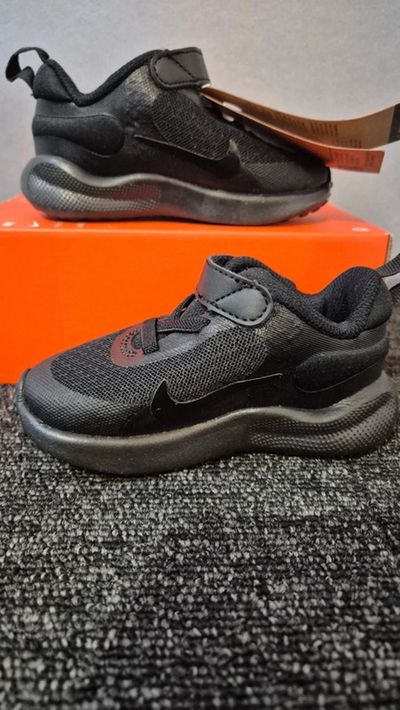 Nike Revolution Triple Black kids UK 5.5 new