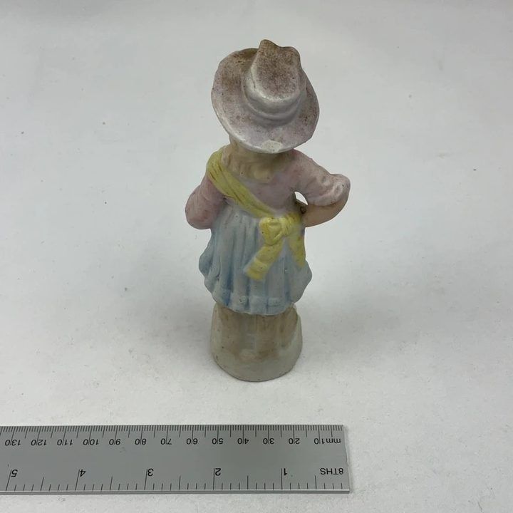 Immagine di Figurine Of A Girl In A Hat And Dress 3