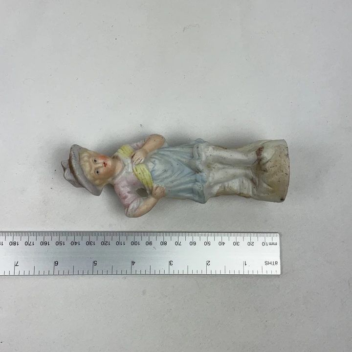 Immagine di Figurine Of A Girl In A Hat And Dress 2