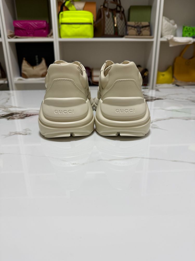 Immagine di Sneaker Rhyton in pelle con logo Gucci 3