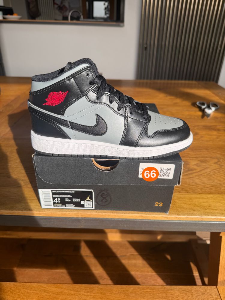 Nike Air Jordan 1 Mid Sneakers