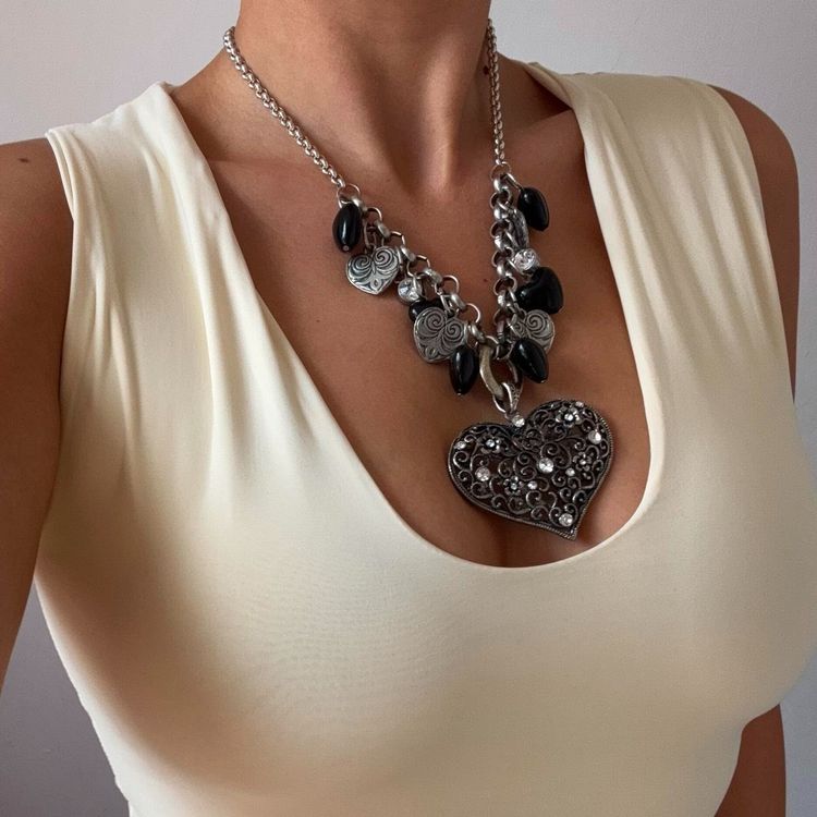 Gorgeous rare Y2K chunky silver heart statement charm necklace 🤍
