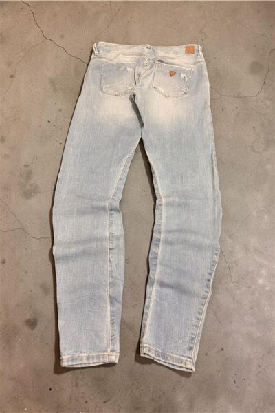 Jeansy Guess damskie 28