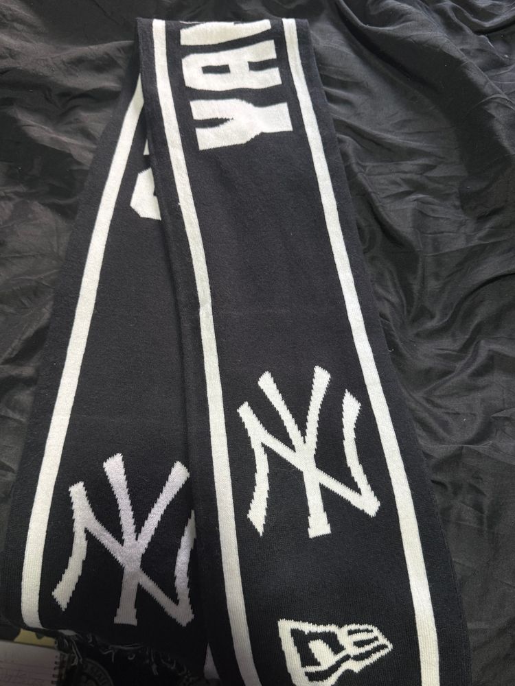 New Era Black And White Scarf