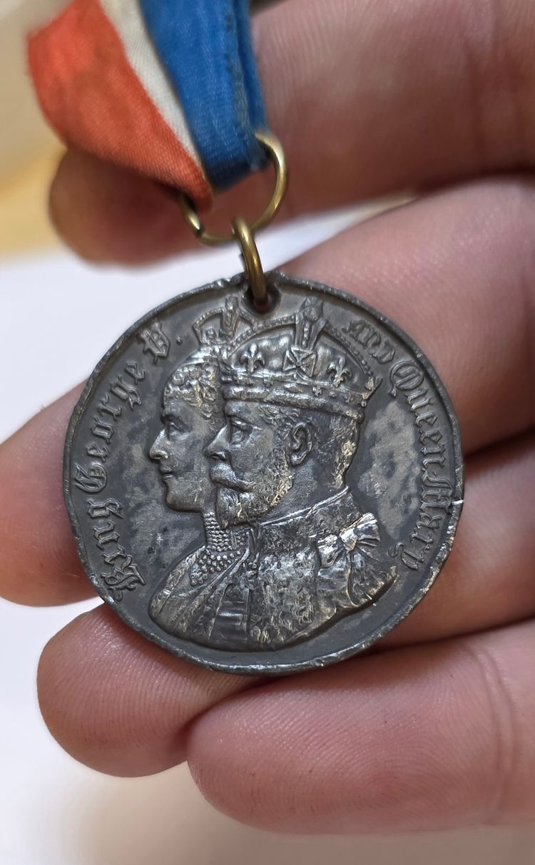 Commemorative Gothic Medal With Ribbon £4 3