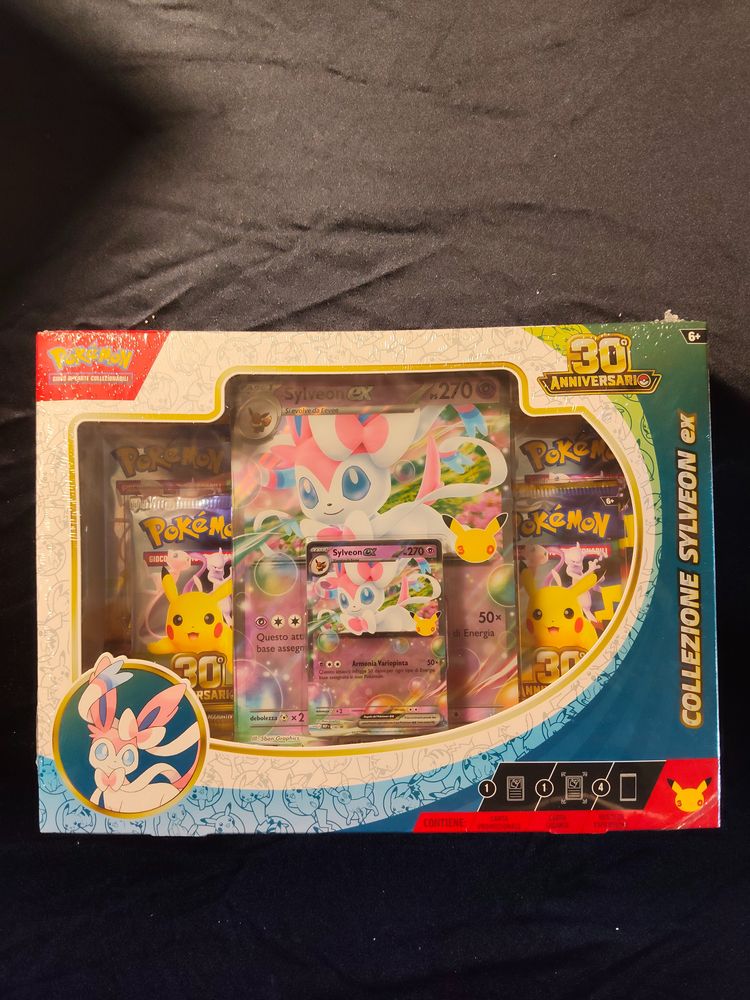 Immagine di Pokémon 30Th Anniversary Sylveon Gx Card Collection 1